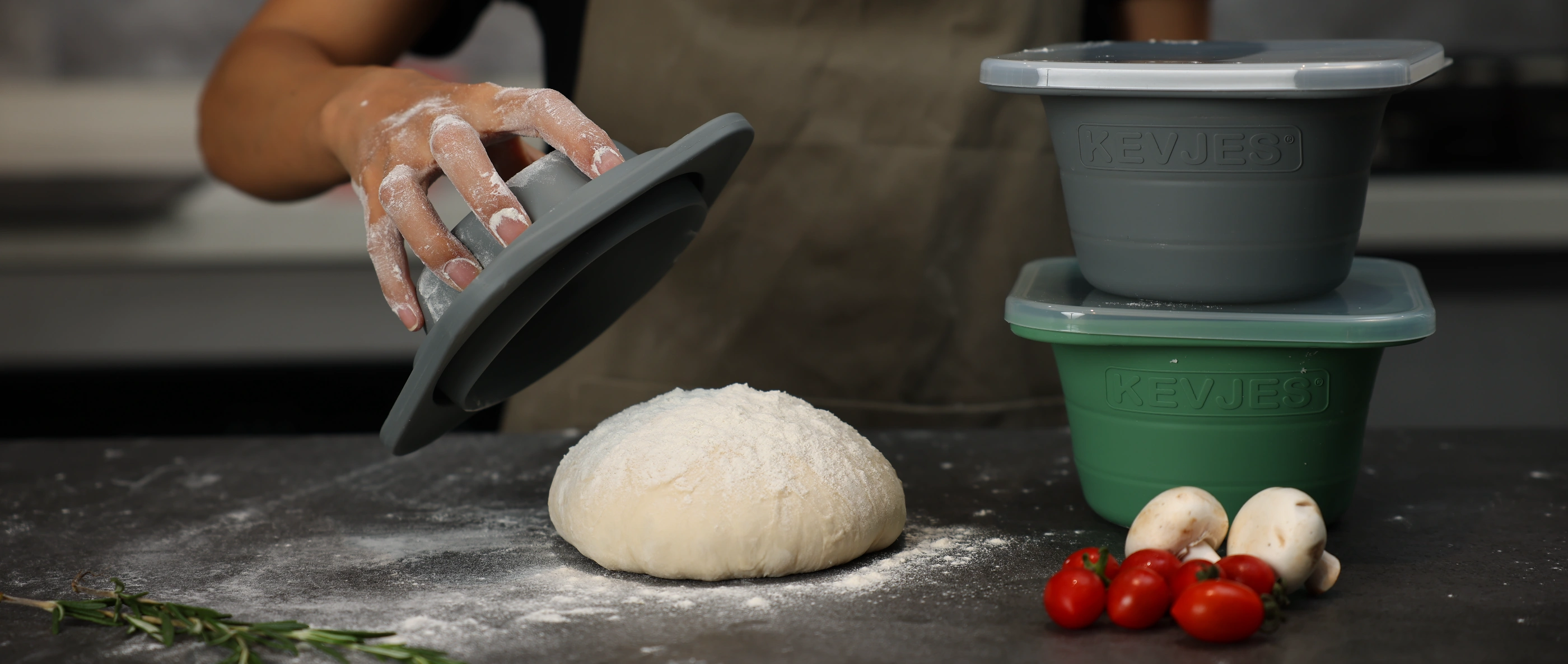 KEVJES 1000ml PopOut collapsible pizza dough proofing containers with a fresh dough ball